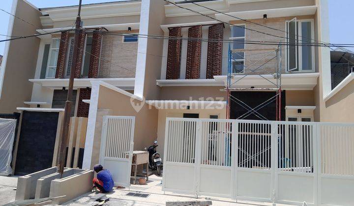 MEWAH! Rumah Manyar kertoadi 2 Lantai SHM Row Lebar Blok Depan 2