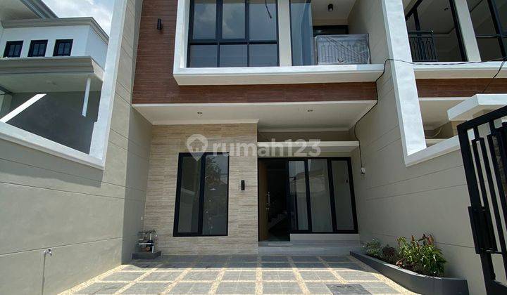 Rumah Cakep Mulyosari 2 Lantai Blok Depan SHM Dekat Taman 1