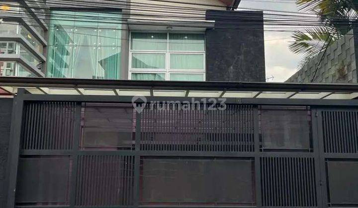 Rumah Ada Kolam Renang, Taman Depan Luas, Harga di Bawah Njop Bandung Kota  1