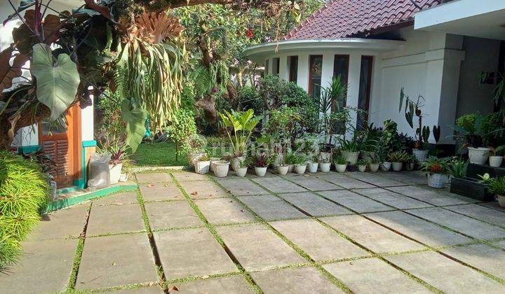 Rumah dengan Luas Tanah Besar dan Bangunan 3 lantai di Bandung Utara  2