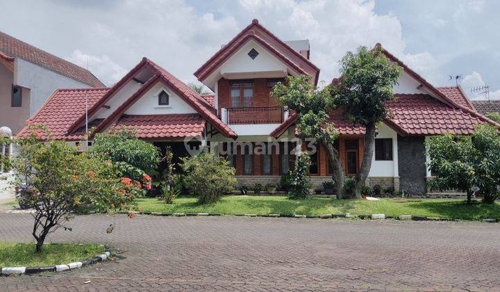 Rumah di Komplek One Gate System, Lingkungan Asri, Sangat Homely  1