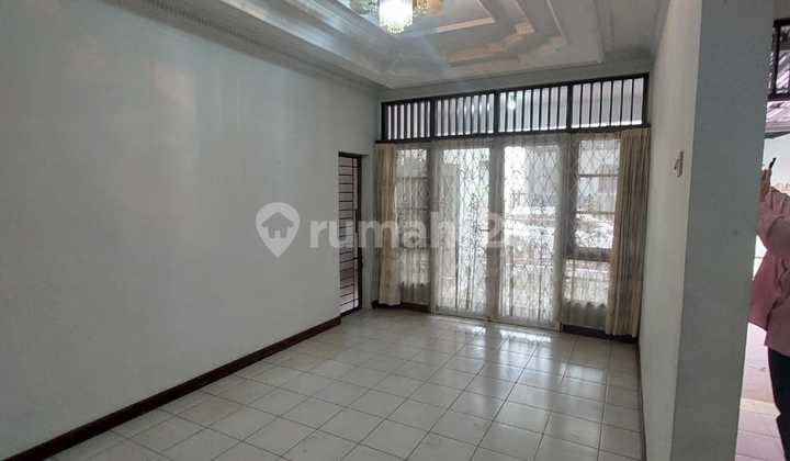 Beautiful House in Bintaro Jaya 4+1 Bedrooms 2+1 Bathrooms, Land Area 200 m2 Building Area 240 m2, SHM Certificate