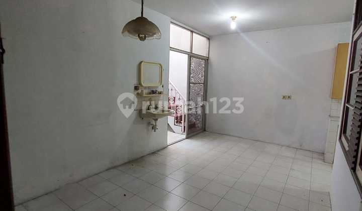 Beautiful House in Bintaro Jaya 4+1 Bedrooms 2+1 Bathrooms, Land Area 200 m2 Building Area 240 m2, SHM Certificate