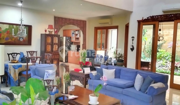 Rumah di Jakarta Selatan Semi Furnished Luas 415 m2 Bangunan 320 m2 KT 3+2 KM 3+1 Posisi HOOK Surat SHM