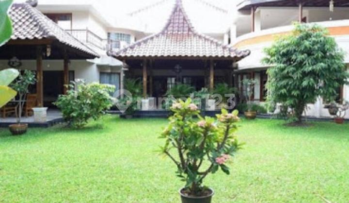 Ready-to-Occupy House with Comfortable and Lush Living, Complete Facilities.