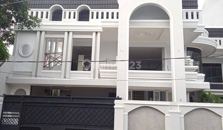 Simple Classic 2-story luxury house on the main street of Denpasar 1