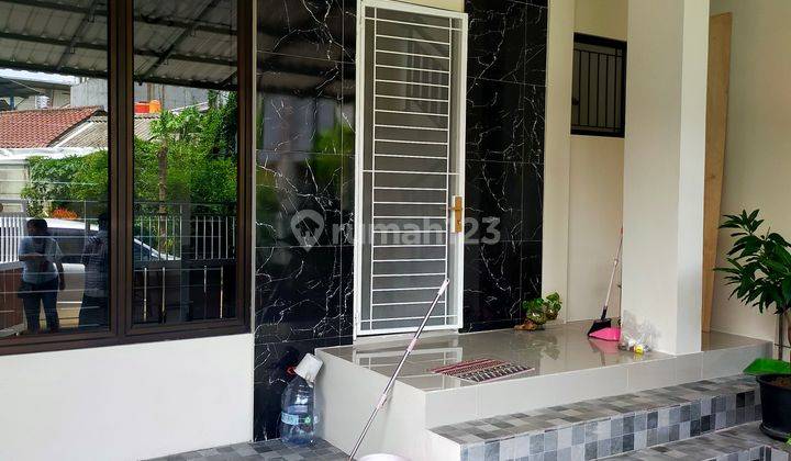 Rumah 2 lantai full renovasi Depan Taman di Melati Mas 1