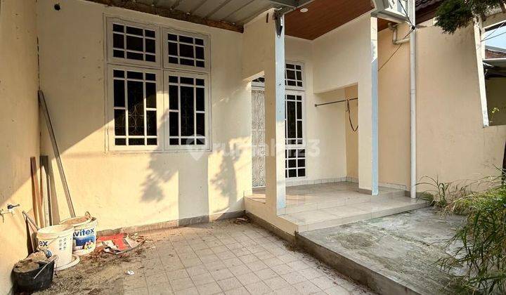 Rumah siap huni rapih terawat 2 lantai di Melati Mas 2