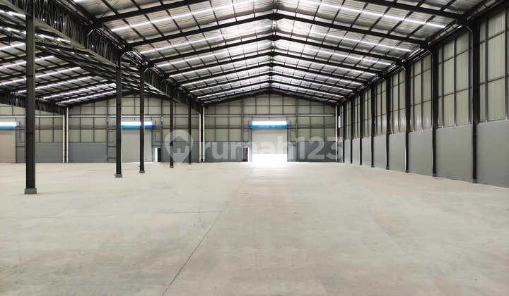 Tangerang Warehouse Loading Dock Wide Road Spacious Parking Front of Toll Road