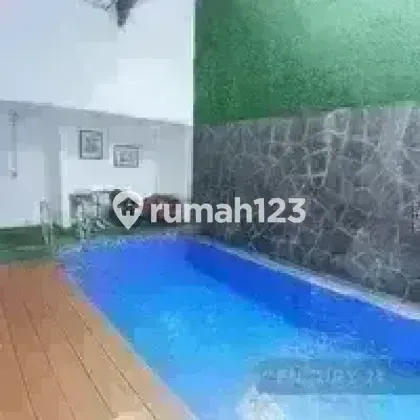 Dijual Rumah Cantik Hommy Dilengkapi Swimming Pool di Sektor 7