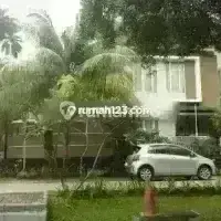 Rumah Depan Taman, Ada Kolam Renang di Cluster Emerald Bintaro 1