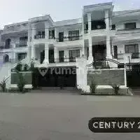 Rumah Dengan Kolam Renang Bergaya Arsitektur American Classic 1