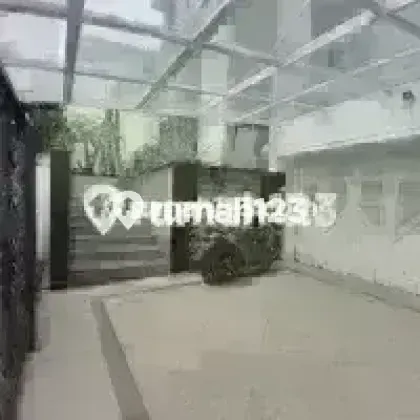 Rumah Cantik Kwalitas Premium Halaman Luas Asri Nyaman Aman