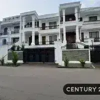 Rumah Dengan Kolam Renang Bergaya Arsitektur American Classic 1