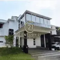 Rumah Posisi Hook Rapi Dilengkapi Kolam Renang Di Discovery 1