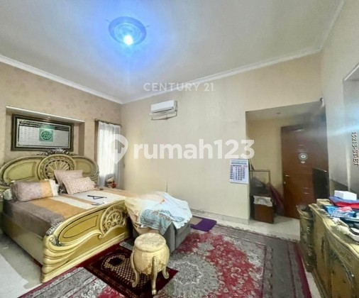 Dijual Rumah Hook, Semi Furninshed, dengan Kolam Renang di Sektor 1 Bintaro Jakarta Selatan 2