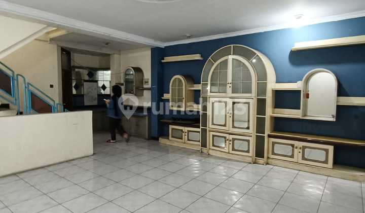 For Rent 3.5-Story Shop House on Jl. Otto Iskandar Dinata, Bandung 1