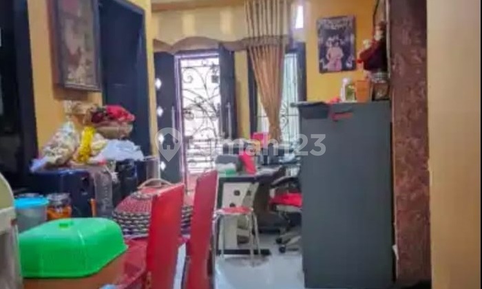 Three-Storey Shophouse with Two Fronts on Jl. Terusan Jakarta, Bandung. Three-Storey Shophouse with Two Fronts on Jl. Terusan Jakarta, Bandung.