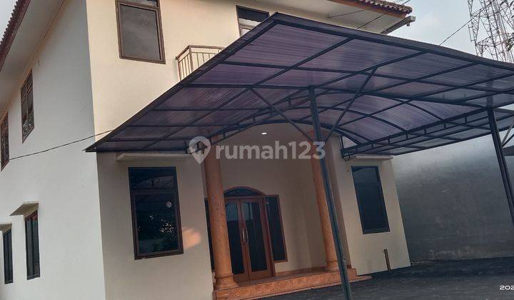 Rumah Bagus dengan parkir lebih 10 mobil di kawasan Jagakarsa Jakarta Selatan  1