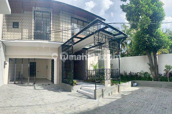 Rumah Mewah Lokasi Strategis di Kemang 1