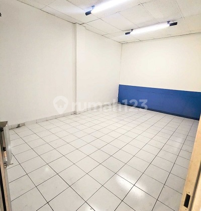 FOR SALE Quick Nice Ready-to-Use Shop House in Cirendeu 2