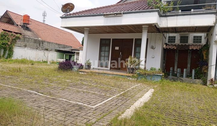 Rumah Lama Halaman Luas Jalan 2 Mobil Dekat Akses Tol Jorr 2