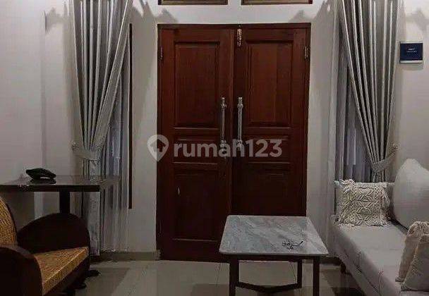 Rumah Disewakan Full Furnished 2 Lantai Dalam Cluster Dekat Tol 1