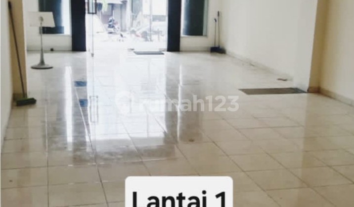 3.5 Story Shop House in West Surabaya's Mayjen Sungkono 2