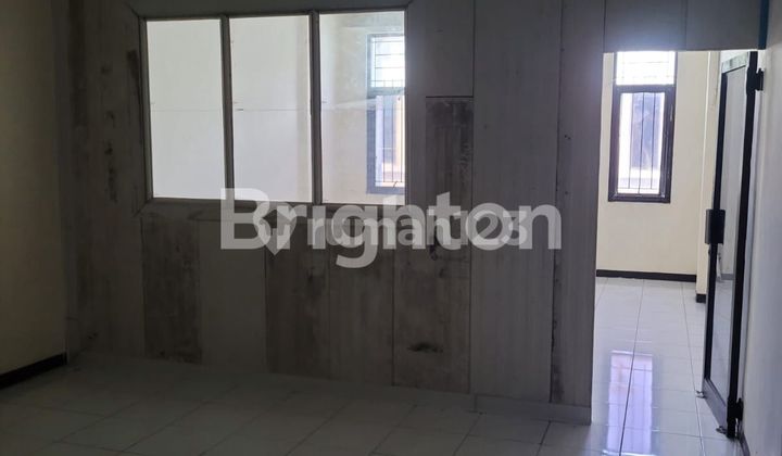 3-STOREY SHOPHOUSE IN BUNG TOMO NGAGEL, CENTRAL SURABAYA 3-STOREY SHOPHOUSE IN BUNG TOMO NGAGEL, CENTRAL SURABAYA