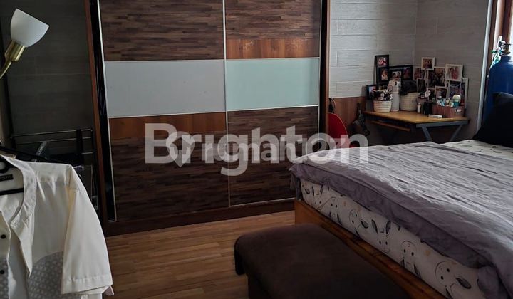 Hook House in East Jemursari 2