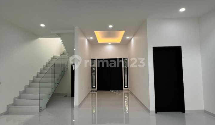 RUMAH CANTIK BARU SIAP HUNI JALAN UTAMA KAWASAN ELITE PUSPITALOKA RAYA