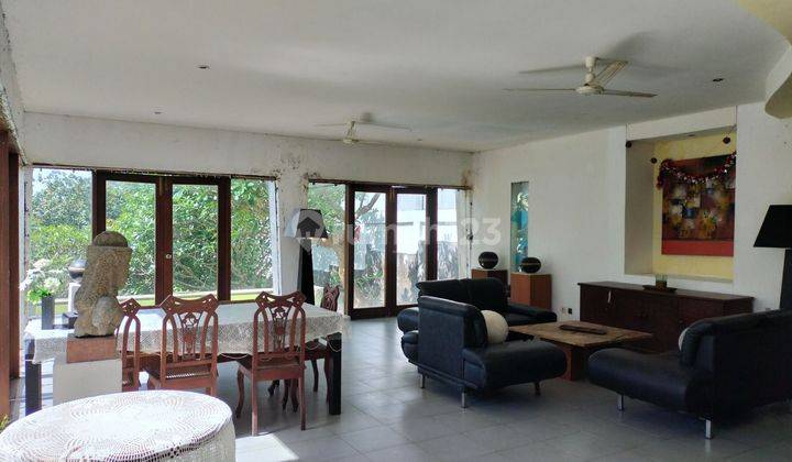 Cheap Villa for sale with spacious land with sea views in the Nusa Dua highlands 1