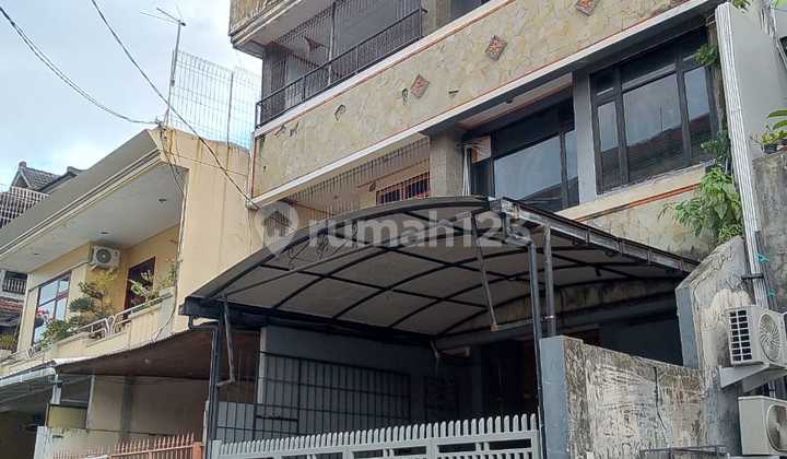 3-Story Shop House in a Strategic Location in the Center of Denpasar City