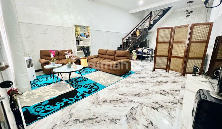 2-Story Luxury House in Green Hills Housing, Kebomas, Gresik