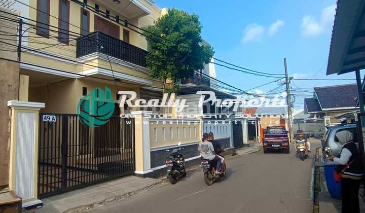 Disewakan Rumah di Jaticempaka Pondok Gede Bekasi, 2 lantai  Pinggir Jalan 2