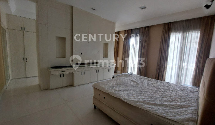 Disewa Rumah Mewah di Pondok Indah dengan Kolam Renang 2