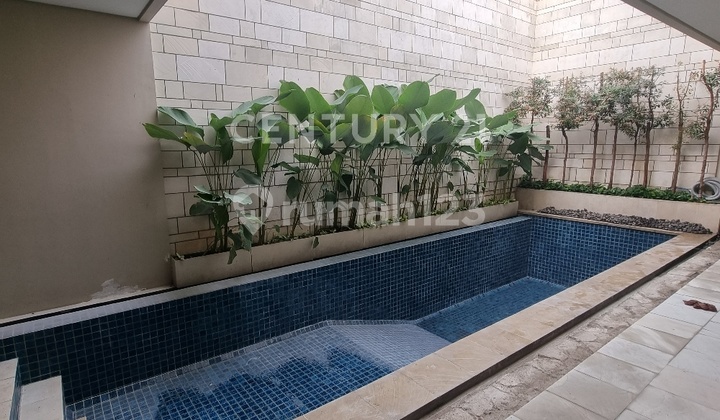 Pondok Indah With Swimming Pool And 4 Bedrooms Unfurnished