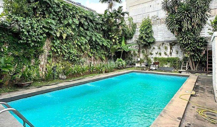 Rumah 2 Lantai Dekat Kemang Raya, ada Pool Taman Luas, Lokasi Tenang 1