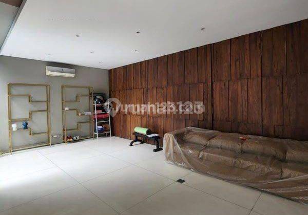 Rumah Bagus Kebayoran Baru 2,5 Lantai Desain Modern, elite depan taman 2