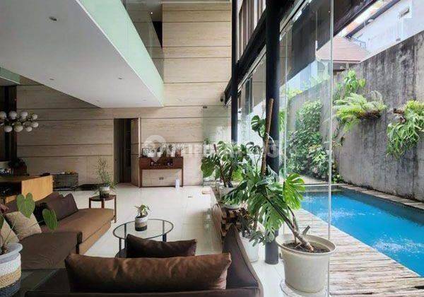 Rumah Bagus Kebayoran Baru 2,5 Lantai Desain Modern, elite depan taman 1