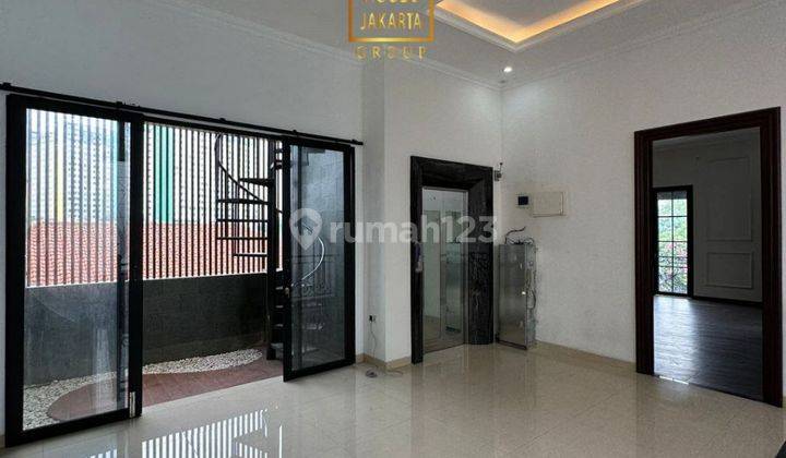 Rumah Mewah 3 Lantai, Di Pegangsaan Dekat Menteng, Ada Taman Pool 2