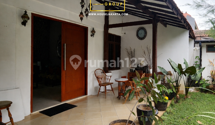 Menteng House Quiet & Serene. Wide Road Row 2