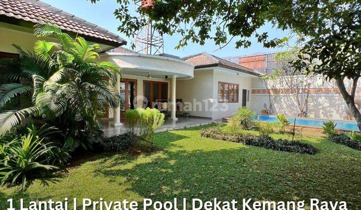 Rumah 1 Lantai Ada Private Pool, Taman Luas Dekat Kemang Raya 1