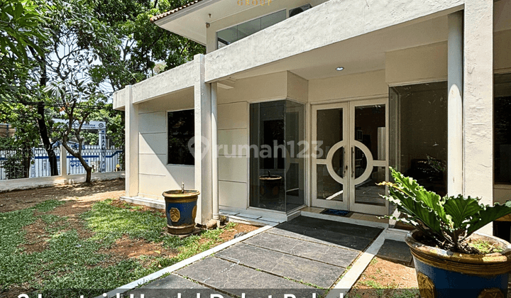 Rumah Cantik 2 Lantai Kebayoran Baru, Taman Luas Dekat Area Senayan 1