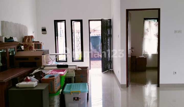 Rumah Halaman luas siap huni di Ciledug 2