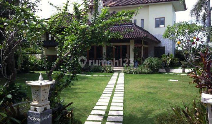 NEAR FINNS BEACH CLUB Tropical Garden 4BR Villa Jalan Pantai Berawa Canggu Bali 1