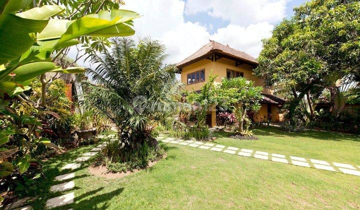 NEAR FINNS BEACH CLUB Tropical Garden 4BR Villa Jalan Pantai Berawa Canggu Bali 2