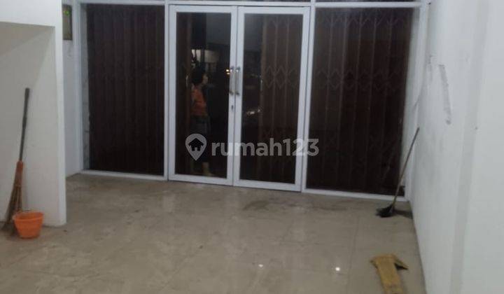 Disewakan Ruko Raya Jenggolo Sidoarjo Pusat Kota 3 lantai Parkir Luas 1