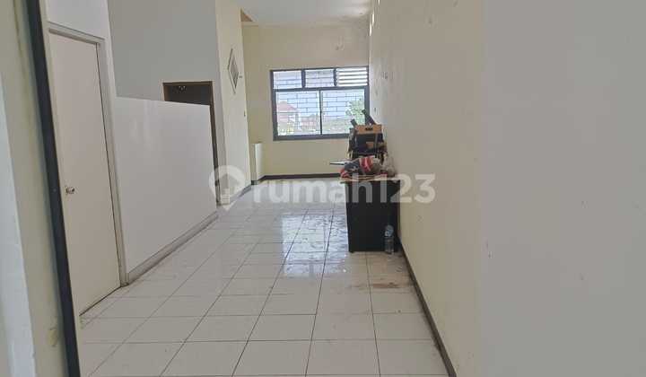 FACING MAIN ROAD For Rent Ruko Raya Wiyung Surabaya 3 Floors Spacious Parking Suitable For Beauty Clinic, BPR, Leasing, Cooperative, Etc. 2