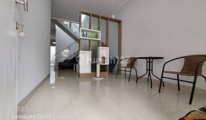 Rumah di Cigadung 2 Lantai SHM Bagus Area kampus